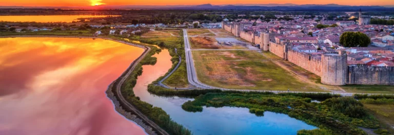Aigues-mortes, la cité médiévale en pleine Camargue