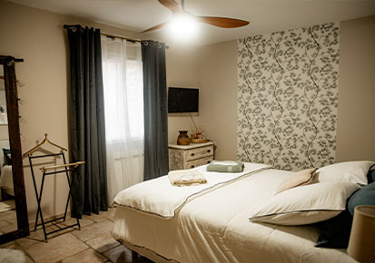 Pièce chaleureuse et réparatrice dotée d’un lit en 160, pourvue de nombreux rangements, équipée d’une télévision.