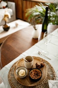 Café gourmandboule de glace maisoncrème brûlée, brownie